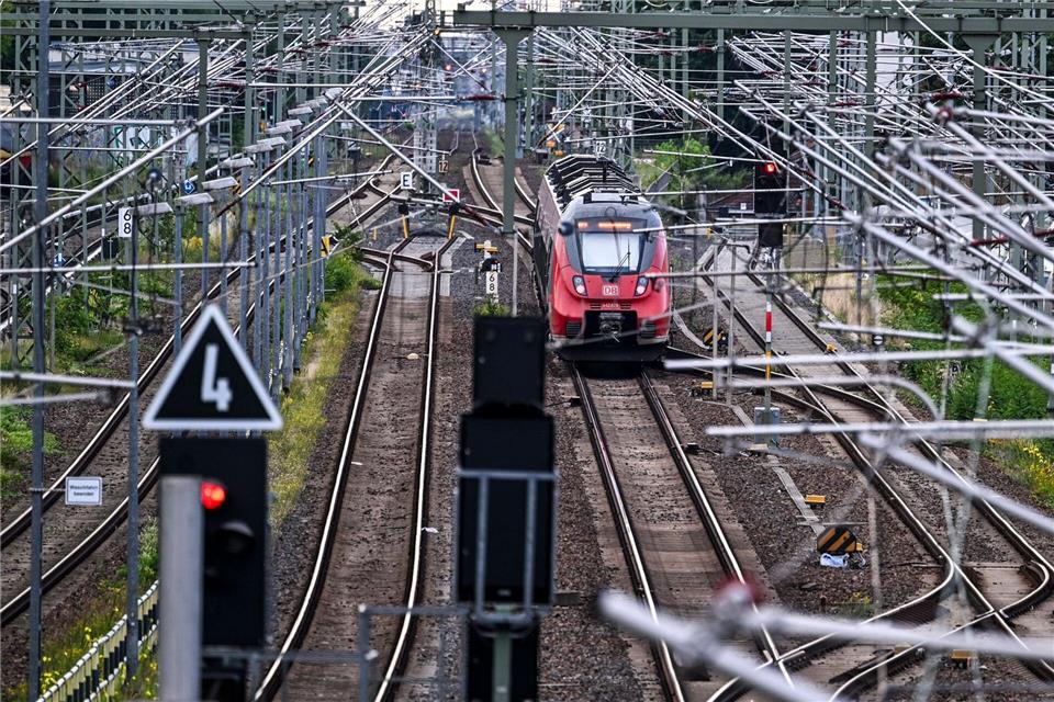 Der VBB erhöht die Sitzplatzkapazitäten auf der RE7. (Archivbild)Jens Kalaene/dpa