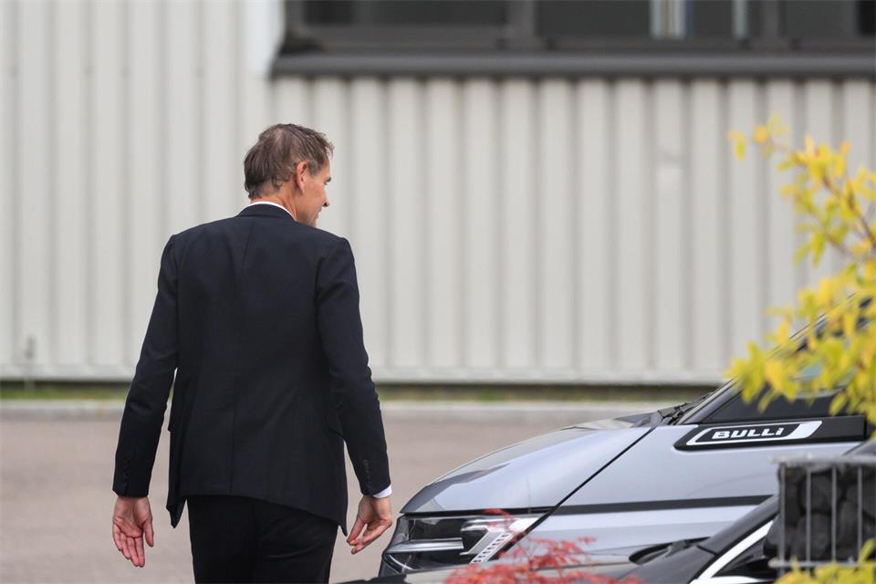 Der VW-Vorstandsvorsitzende Oliver Blume verlässt nach einer Betriebsversammlung das VW-Werk in Zwickau. Hendrik Schmidt/dpa