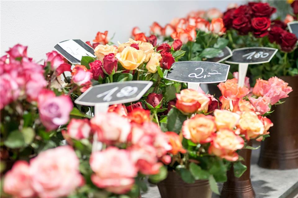 Der Valentinstag sorgt im bayerischen Handel für sehr viel mehr Umsatz als Fasching beziehungsweise Fastnacht. (Archivbild)Pia Bayer/dpa