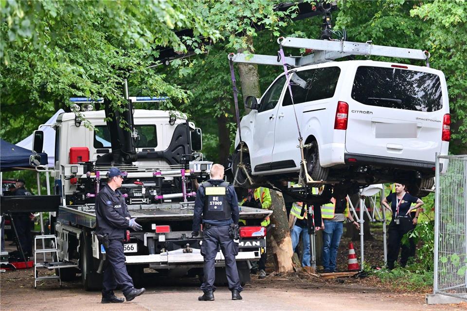 Der Van, mit dem der Tatverdächtige den Angriff begangen haben soll, wurde inzwischen vom Tatort abtransportiert.Sebastian Gollnow/dpa