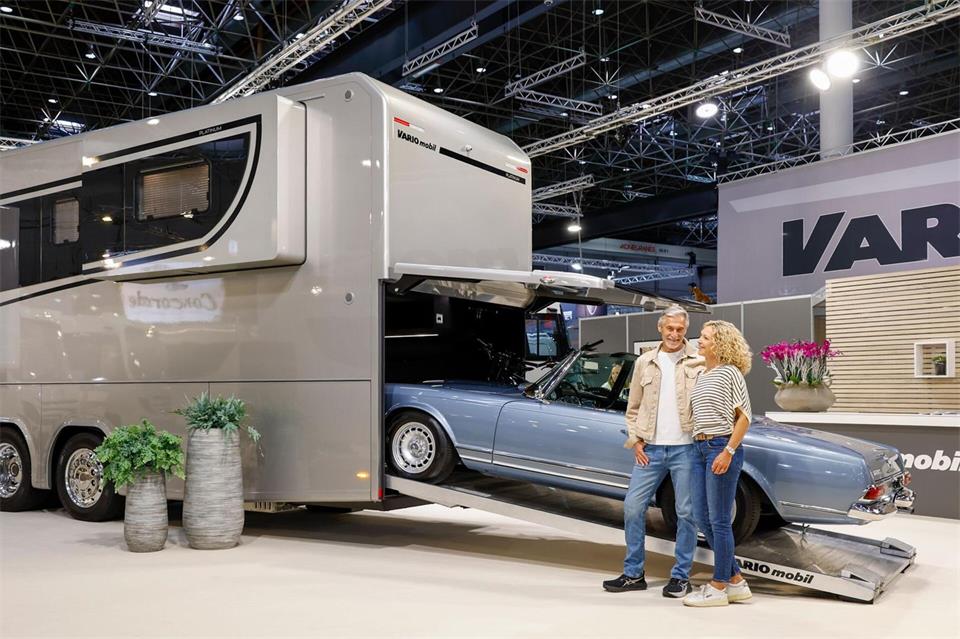 Der Vario Perfect 1200 QS Platinum auf MB Actros 2553 LLL ist ein Luxus-Reisemobil mit einer PKW-Garage für Sportwagen. Kosten: 2,2 Millionen Euro.Tillmann/Messe Düsseldorf/dpa-tmn