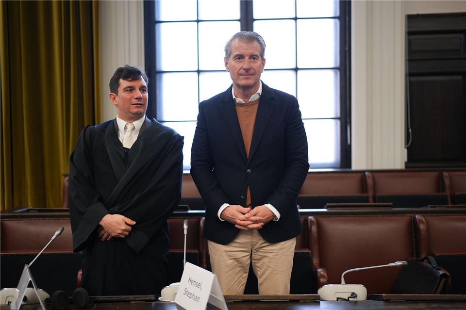 Der Vater, Stephan Hensel, wurde von seinem Anwalt Philip von der Meden begleitet.Marcus Brandt/dpa Pool/dpa