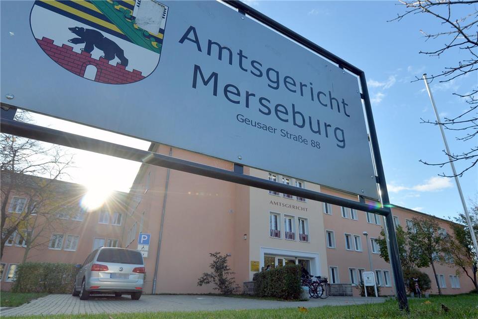 Zu schnell und auf Droge – Vater rast Sohn in den Tod  Der Vater muss sich am Amtsgericht unter anderem wegen fahrlässiger Tötung verantworten. (Symbolbild)Hendrik Schmidt/dpa-Zentralbild/dpa