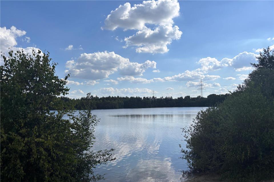 Der Velener Baggersee an der B67 könnte eine schwimmende PV-Anlage bekommen. Darüber wurde nun politisch beraten.