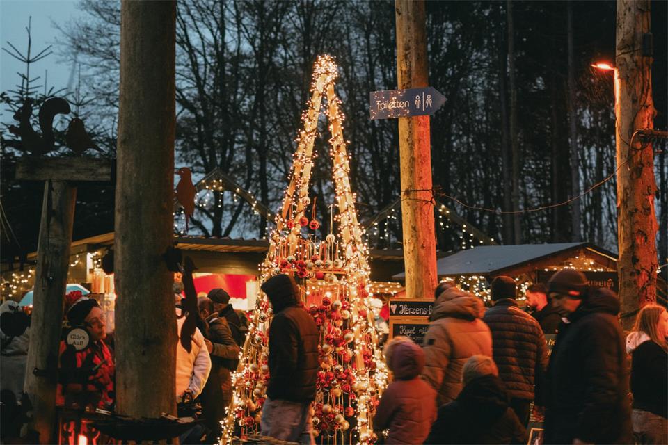 Der Velener Waldweihnachtsmarkt auf dem Landgut Krumme entführt an den vier Adventswochenenden wieder in eine Welt aus Lichtern.