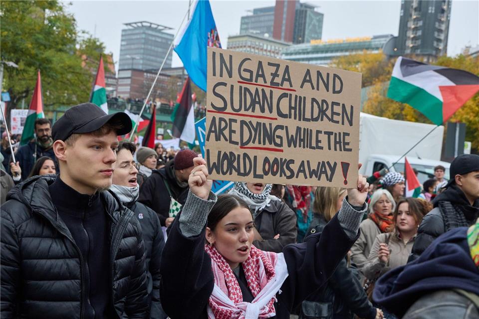 Der Veranstalter der Demonstration hatte bis zu 20.000 Teilnehmerinnen und Teilnehmer angemeldet. Tatsächlich kamen aber deutlich weniger Menschen zu der Demonstration. Georg Wendt/dpa