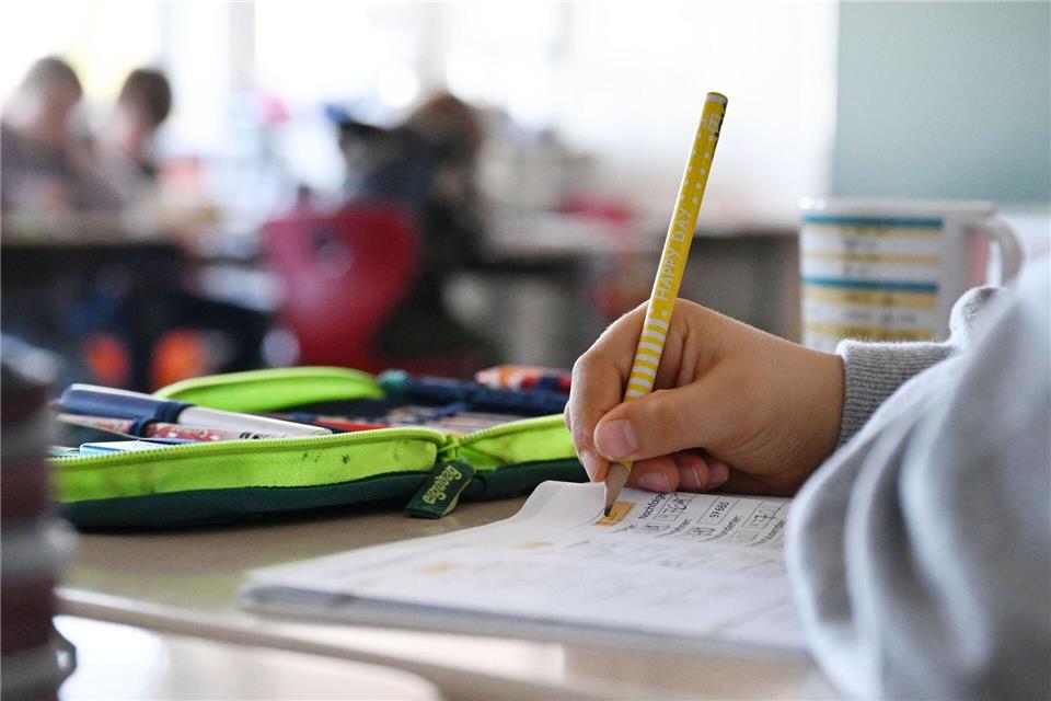 Der Verband der Realschullehrer (RLV) ist mit einem Volksantrag zur Einführung einer verbindlichen Grundschulempfehlung auch für Realschulen gescheitert. (Archivbild)Bernd Weißbrod/dpa