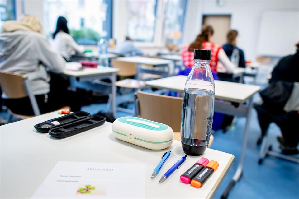 Der Verband fordert unter anderem eine Personalversorgung von mindestens 110 Prozent, mehr Zeit für Schulleitungsaufgaben, multiprofessionelle Teams und Verwaltungsassistenzen. (Symbolbild)Hauke-Christian Dittrich/dpa