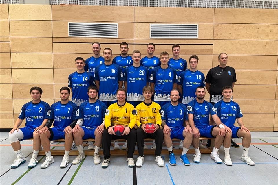 Große Vorfreude auf den Saisonstart Der Verbandsligist TV Borken mit Eric Feldevert, Jan Schnelting, Leon Arndt, Steffen Wienand (oben von links), Lukas Dahlhaus, Marcel Beckmann, Maximilian Wiechmann, Frederik Gesing, Jona Wansing, Trainer Sven Esser (mitte von links), Jan-Hendrik Gesing, Lukas Kirchner, Niklas Reukes, Jens Kirchner, Marius Reukes, Philipp Such, Stanislaw Chilmanowicz, und Elija Ebbing (unten von links) Auf dem Foto fehlen: Dominik Kutsch und Athletiktrainer Tim Westheider.