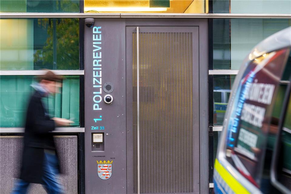 Gewalt bei Festnahmen - Ermittlungen gegen Polizisten Der Verdacht gefährde das Ansehen der Polizei, sagt der Frankfurter Polizeipräsident.Andreas Arnold/dpa