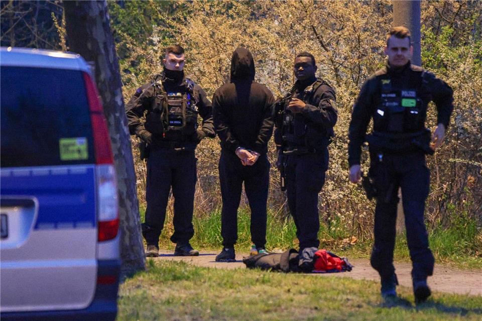 Der Verdächtige (2. von links) wurde in der Nähe des Tatorts festgenommen.Björn Stach/EHL Media/dpa