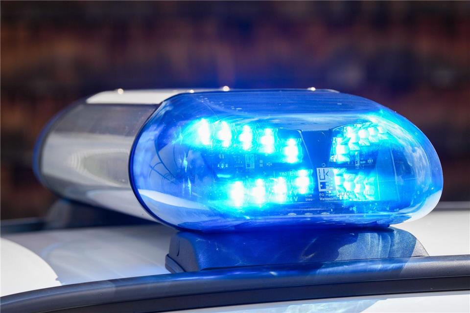 Der Verdächtige händigte eine nicht geladene Schreckschusswaffe aus. (Symbolbild)Soeren Stache/dpa