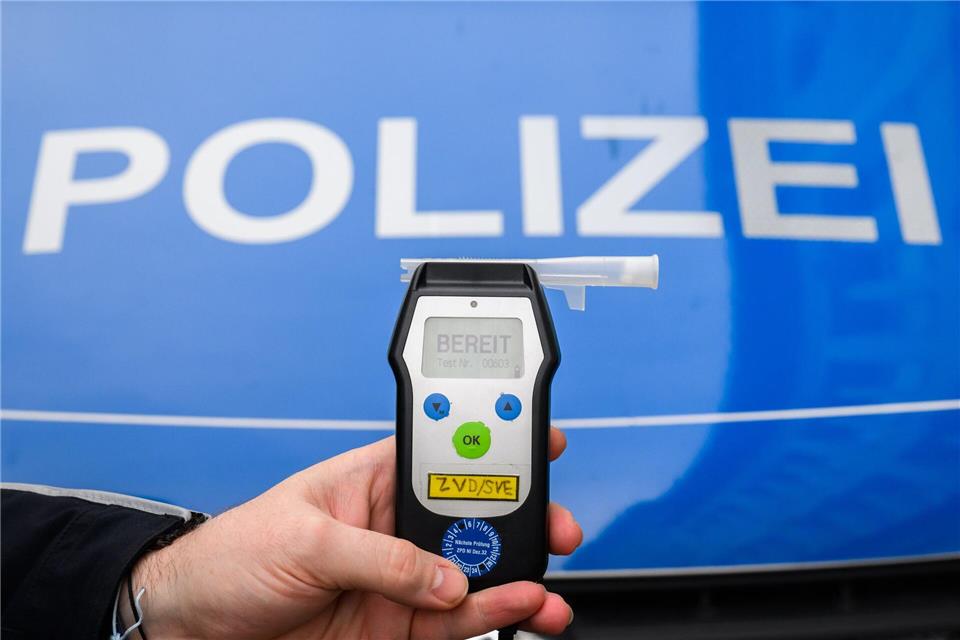 Der Verdächtige hat laut Polizei den Atemalkoholtest verweigert. (Symbolbild)Julian Stratenschulte/dpa