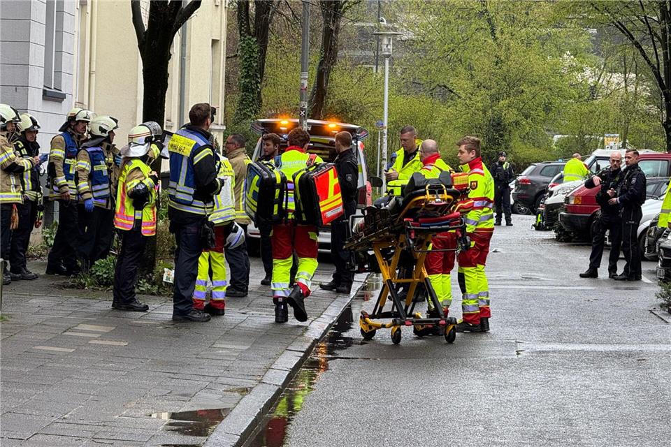 Der Verdächtige hat laut Polizei eine Frau und zwei Kinder verletzt, eines davon ist daraufhin verstorben.Justin Brosch/dpa