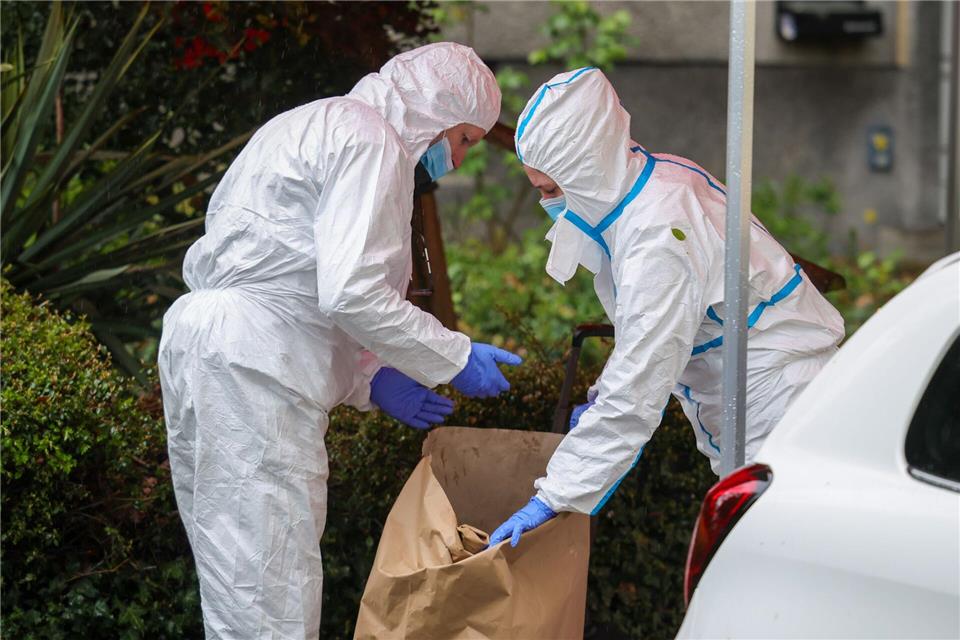 Der Verdächtige hat nach Polizeiangaben mit einem Messer eine Frau und zwei Kinder verletzt, eines davon ist daraufhin verstorben.Christoph Reichwein/dpa