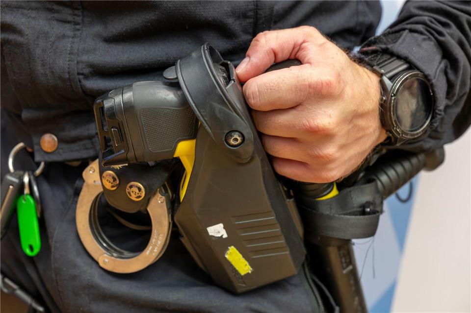 Der Verdächtige versuchte noch zu flüchten, konnte aber von der Polizei festgehalten werden. (Symbolbild)Peter Kneffel/dpa