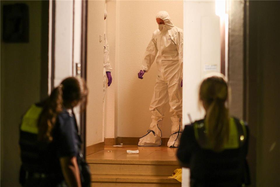 Der Verdächtige war laut Polizei mit einem Messer bewaffnet. Christoph Reichwein/dpa