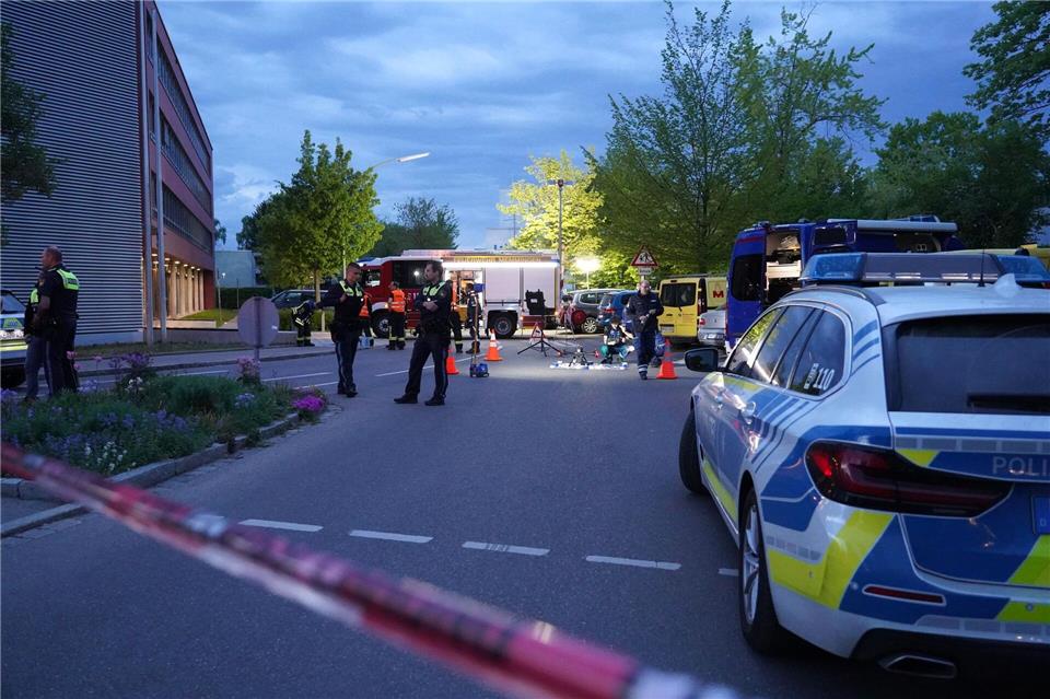 Der Verdächtige wurde laut Polizei von mehreren Kugeln getroffen und starb später in einem Krankenhaus.Stein/swd-medien/dpa