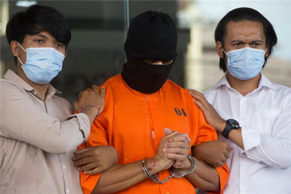 Der Verdächtige wurde nach seiner Festnahme im Mai in einem orangen Sträflingsanzug der Presse vorgeführt.Firdia Lisnawati/AP/dpa
