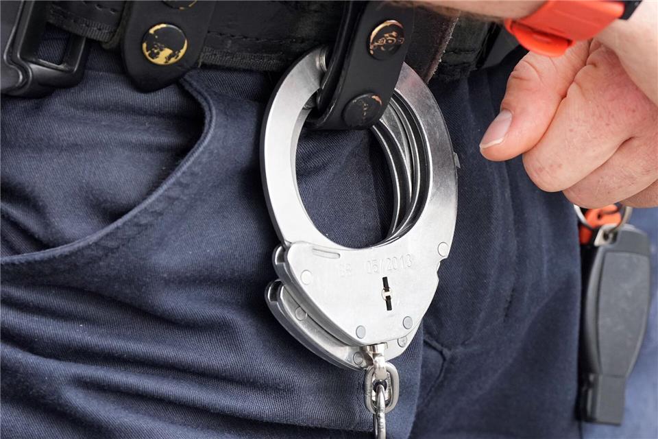 Der Verdächtige wurde von Serbien nach Deutschland gebracht. (Symbolbild)Soeren Stache/dpa