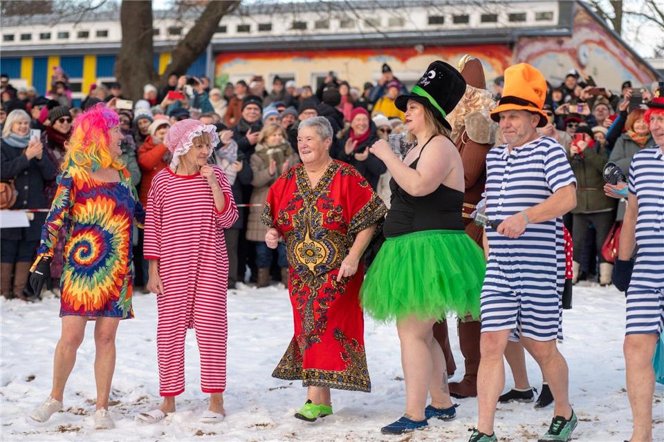 Der Verein Berliner Seehunde ist etwas auch fürs das Weihnachtsschwimmen bekannt.Christophe Gateau/dpa
