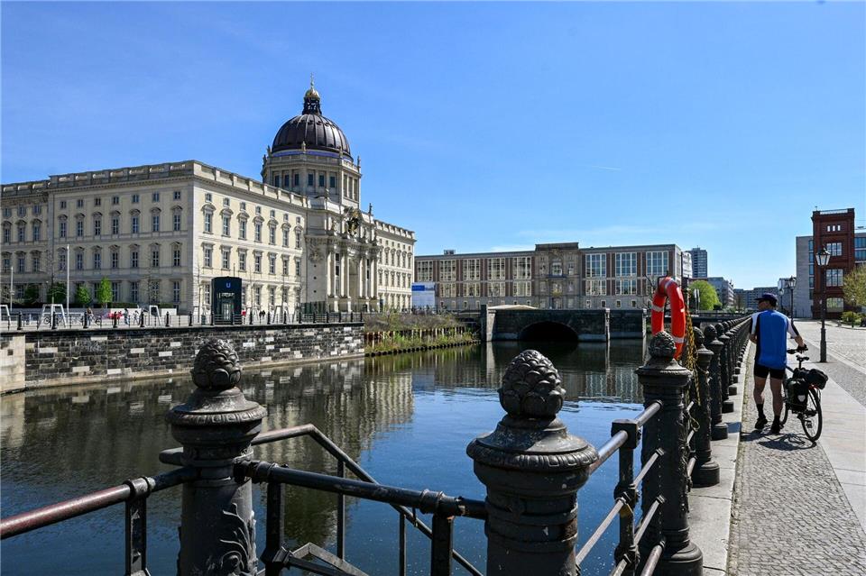 Der Verein Flussbad Berlin macht sich für eine Pilotbadestelle am Spreekanal stark. (Archivbild)Jens Kalaene/dpa