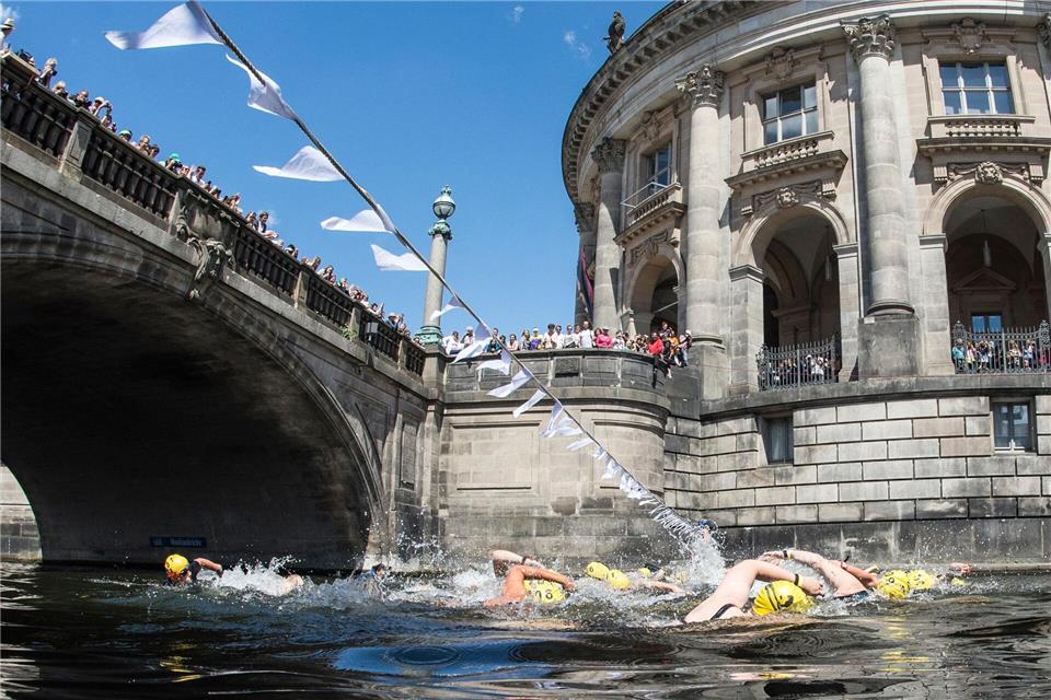 Der Verein Flussbad Berlin will weiter dafür kämpfen, dass das Schwimmen in der Spree wieder erlaubt wird. (Archivbild)Paul Zinken/dpa