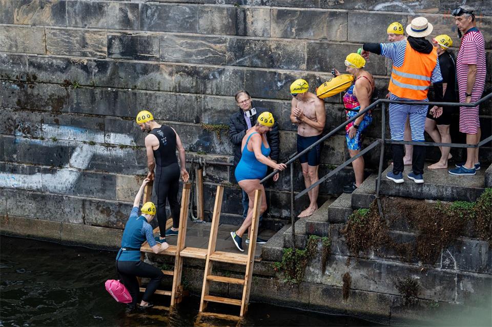 Der Verein Flussbad ruft immer wieder zu Schwimm-Demos in der Spree auf, um gegen das Badeverbot zu protestieren. (Archivbild)Fabian Sommer/dpa