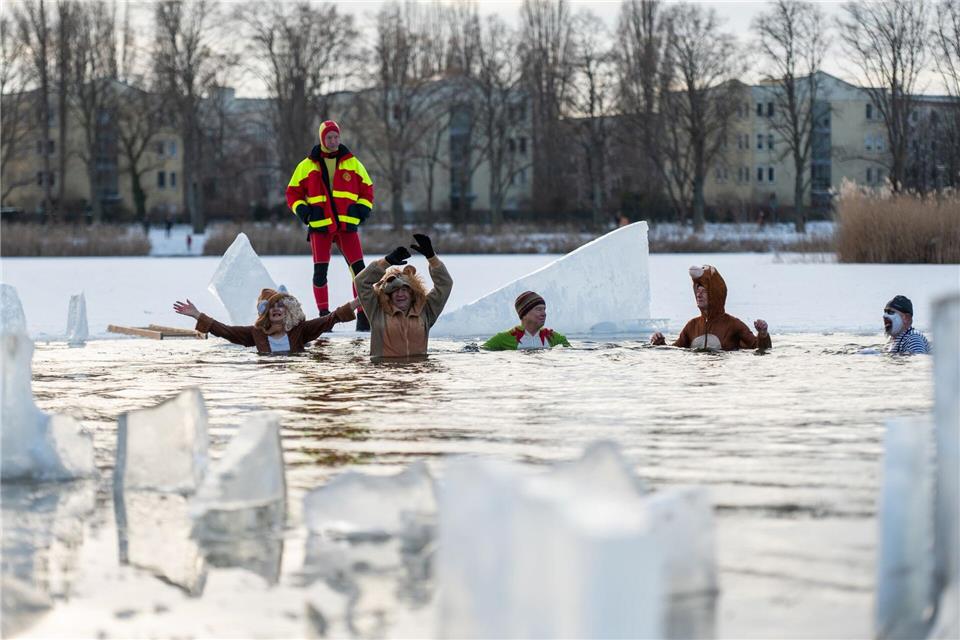 Der Verein nutzt in der Wintersaison das Strandbad Orankesee.Christophe Gateau/dpa
