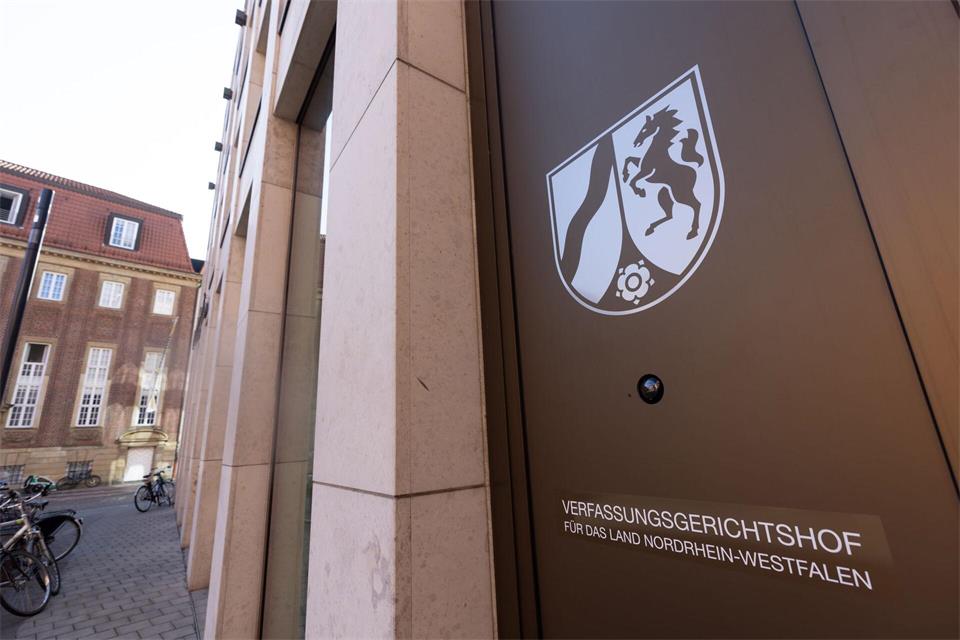 Der Verfassungsgerichtshof des Landes Nordrhein-Westfalen beschäftigt sich im November mit einer Klage der SPD-Landtagsfraktion. (Archivbild)Dieter Menne/dpa