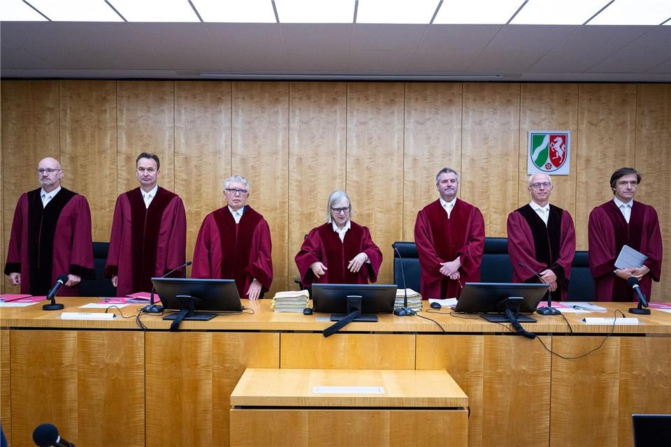 Der Verfassungsgerichtshof des Landes Nordrhein-Westfalen mit Präsidentin Barbara Dauner-Lieb (Mitte) hat ein Urteil im Streit um die Gemeindefinanzierung verkündet. (Archivbild)Guido Kirchner/dpa