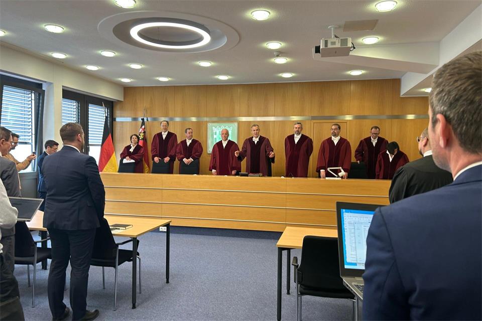 Der Verfassungsgerichtshof wird seine Entscheidung voraussichtlich erst später verkünden. (Symbolbild)Mona Wenisch/dpa