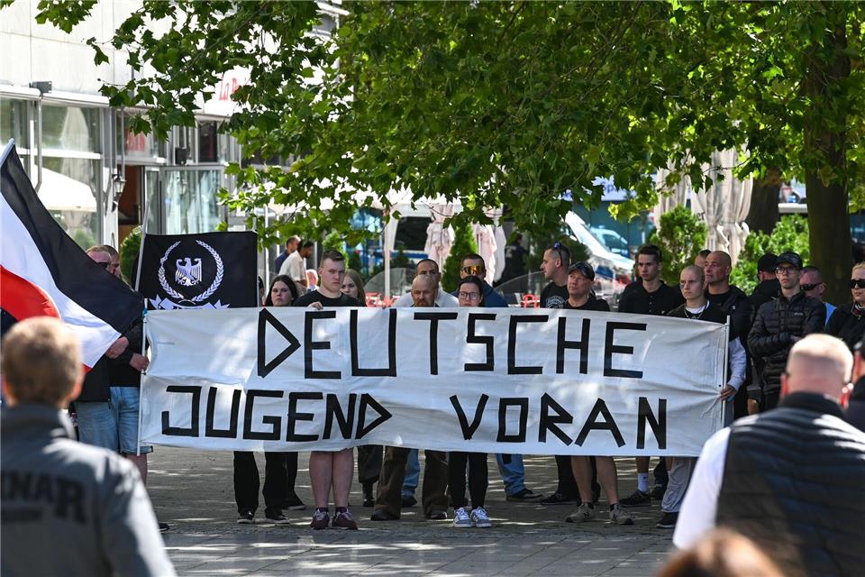 Der Verfassungsschutz registriert einen Zuwachs bei gewaltbereiten rechtsextremistischen Jugendgruppen in Sachsen-Anhalt. (Symbolbild) Heiko Rebsch/dpa