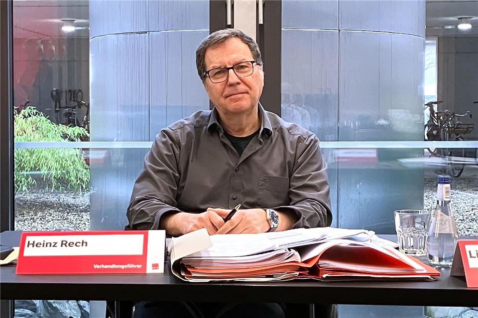 Der Verhandlungsführer von Verdi NRW, Heinz Rech. In Bochum ringen die Vertreter von Verdi und des Kommunalen Arbeitgeberverbandes um einen Kompromiss im Tarifkonflikt des Nahverkehrs. (Archivbild) Volker Danisch/dpa