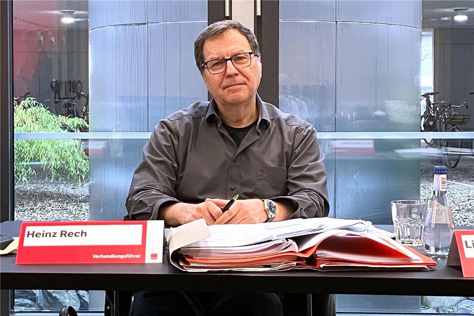 Der Verhandlungsführer von Verdi NRW, Heinz Rech, bei einem Gewerkschaftstermin zum kommunalen Nahverkehr.Volker Danisch/dpa