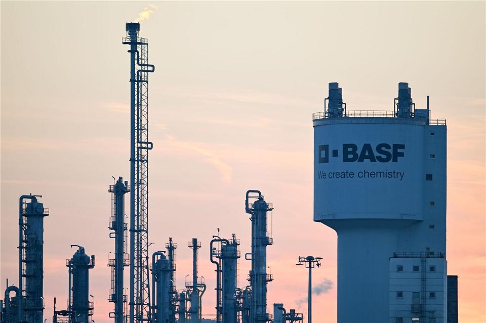Der Verkauf spült BASF nach früheren Angaben vor Steuern 5,8 Milliarden Euro in die Kasse. (Archivbild)Uwe Anspach/dpa