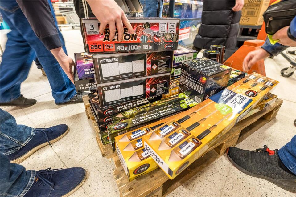 Der Verkauf von Silvester-Feuerwerk ist gestartet. Er ist auf den 29. bis 31. Dezember beschränkt.Frank Hammerschmidt/dpa