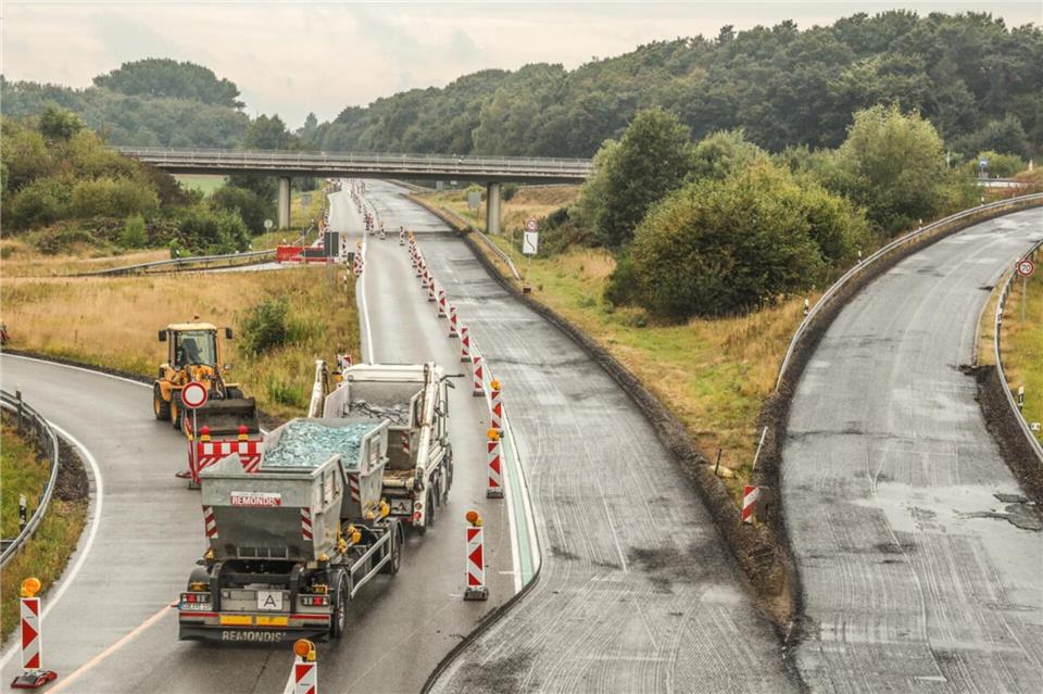 Der Verkehr auf der B 67 wird zurzeit von Rhede in Richtung Bocholt durch die Baustelle geführt. Die Auffahrten Rhede und FH sind jedoch gesperrt.