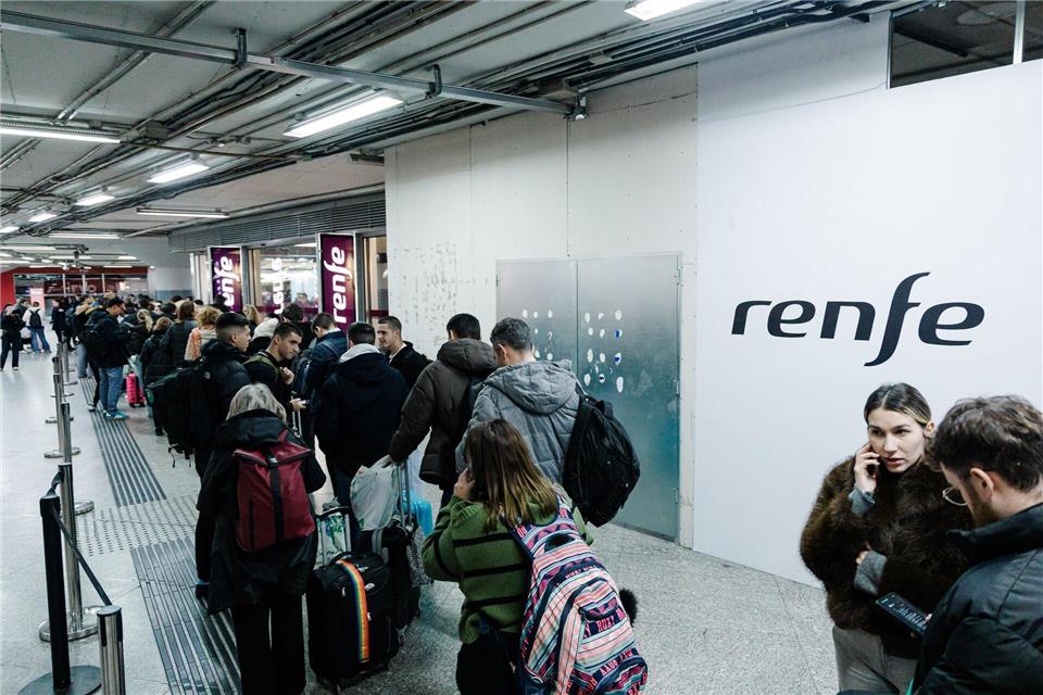 Der Verkehr auf der wichtigen Strecke zwischen Madrid und Andalusien ist bis auf weiteres unterbrochen.Carlos Luján/EUROPA PRESS/dpa