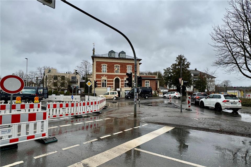Der Verkehr aus Richtung Heiden muss derzeit über eine provisorische Asphaltfläche der Von-Basse-Straße fahren. In der Gegenrichtung müssen Autofahrer teils weiträumige Umwege in Kauf nehmen.