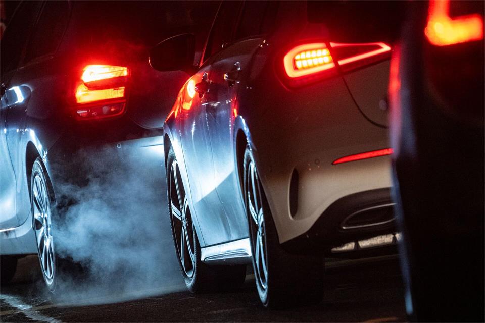 Der Verkehr ist weiterhin das Sorgenkind der Klimaexperten. (Arhcivbild)Marijan Murat/dpa