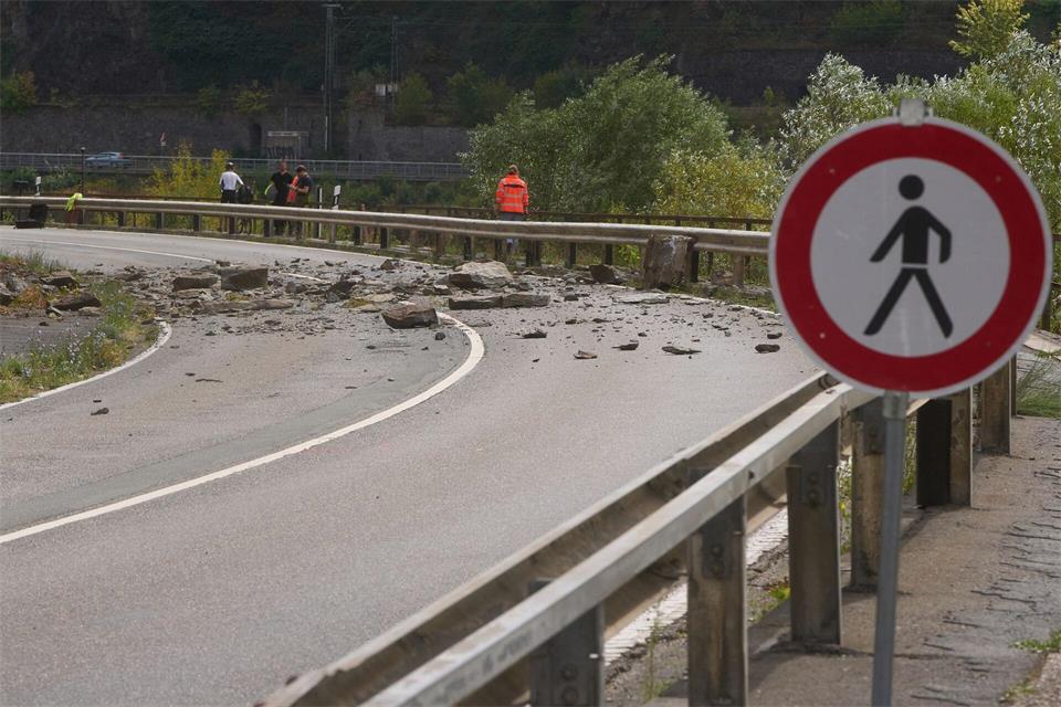 Der Verkehr soll bald wieder auf einer Spur rollen.Thomas Frey/dpa