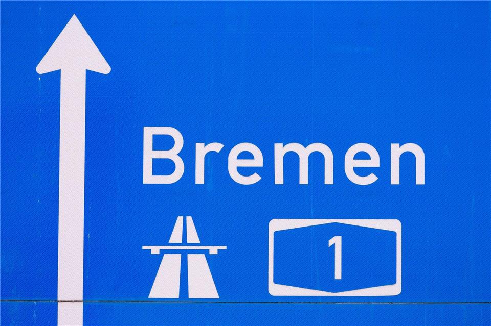 Der Verkehr soll über eine 4,50 Meter breite Spur auf dem Überholstreifen geführt werden. (Symbolbild) Mohssen Assanimoghaddam/dpa