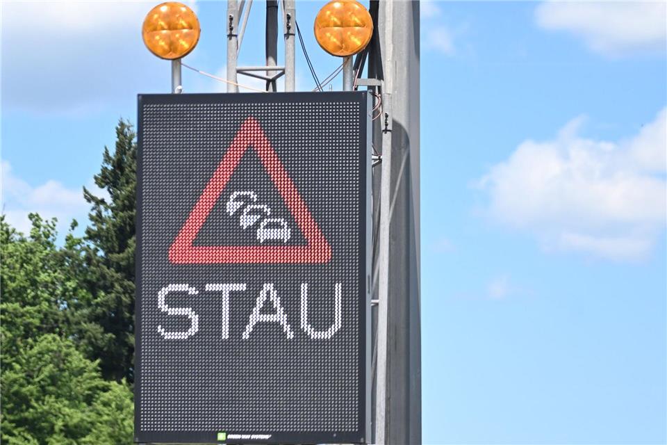 Der Verkehr staute sich nach dem Unfall auf über 30 Kilometern. (Symbolbild)Bernd Weißbrod/dpa