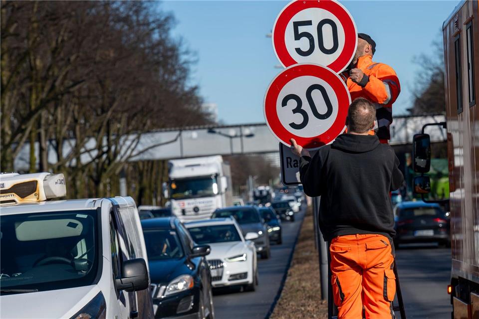 Der Verkehr und die Luftverschmutzung vor allem am Mittleren Ring wird auch den neuen Stadtrat beschäftigen. (Archivbild)Peter Kneffel/dpa