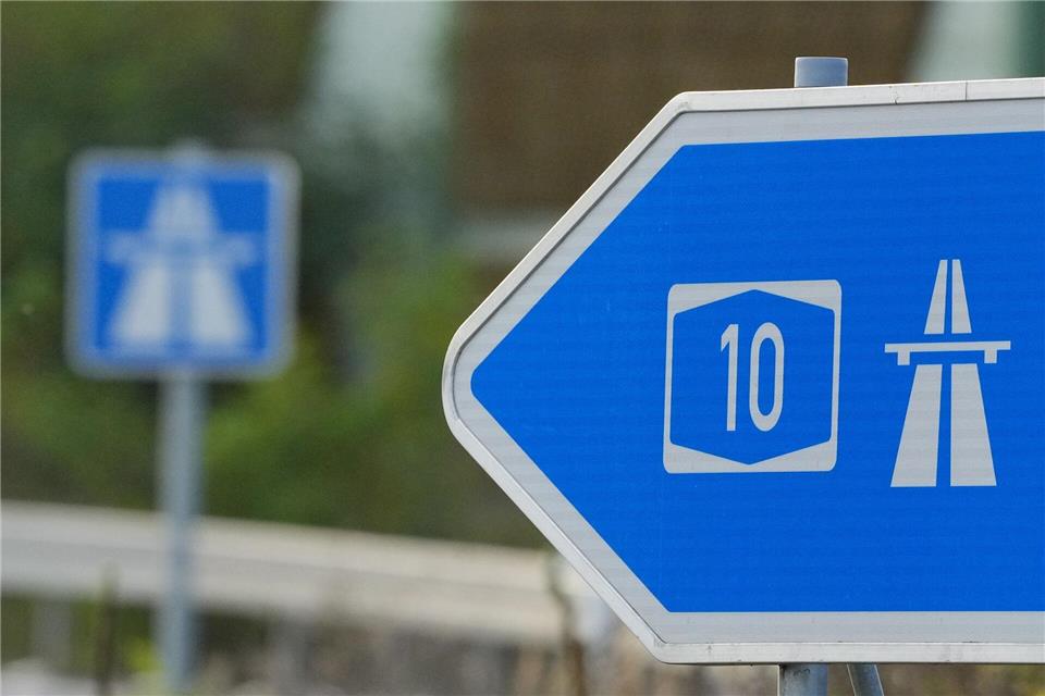 Der Verkehr wird über die Anschlussstelle Storkow umgeleitet. (Symbolbild)Soeren Stache/dpa