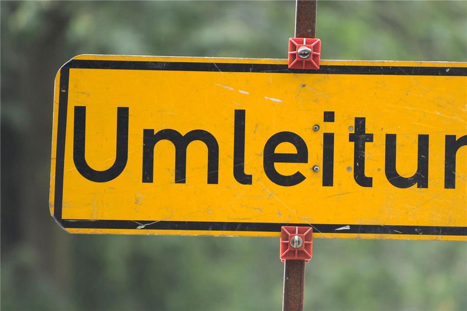 Der Verkehr wird um die unterspülten Straßen gelenkt. (Symbolbild)Tim Brakemeier/dpa