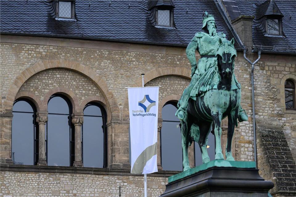 Der Verkehrsgerichtstag wird traditionell in der historischen Kaiserpfalz eröffnet. (Archivbild)Swen Pförtner/dpa