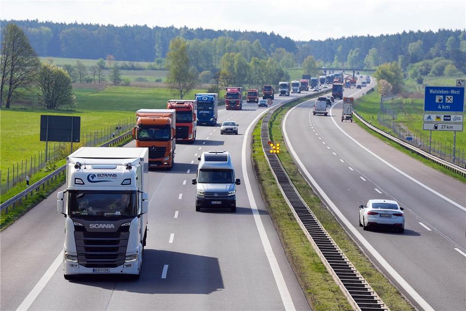 Der Verkehrsverband VDV lehnt den vermehrten Einsatz von sogenannten Lang-Lkw in Deutschland ab. (Archivbild).Soeren Stache/dpa