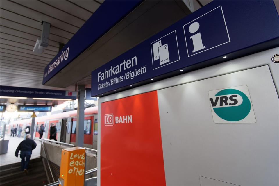 Der Verkehrsverbund Rhein-Sieg (VRS) erhöht Preise zum 1. Januar 2026. (Symbolbild)Henning Kaiser/dpa